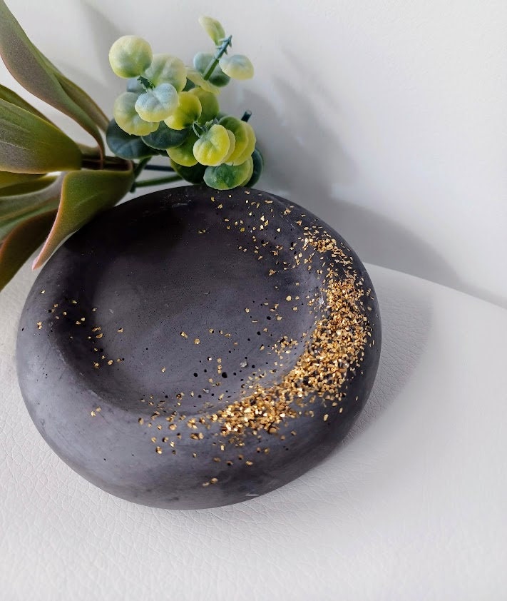 Plateau rond gris et or.