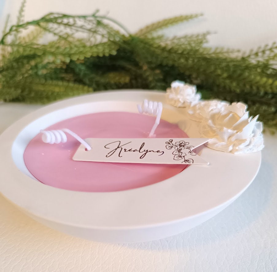 Bougie parfumée dans une coupe en céramique blanche